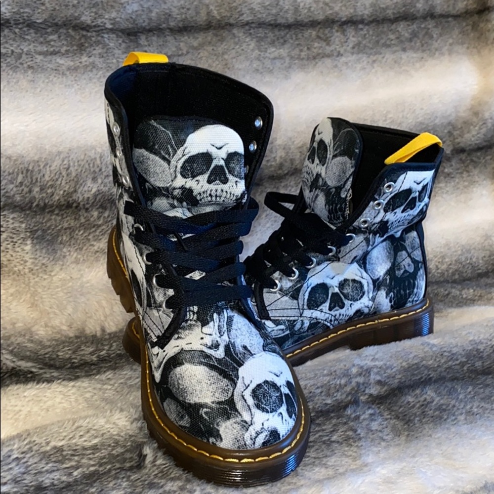 D-Story Lace Up Fashion Boots - Skull